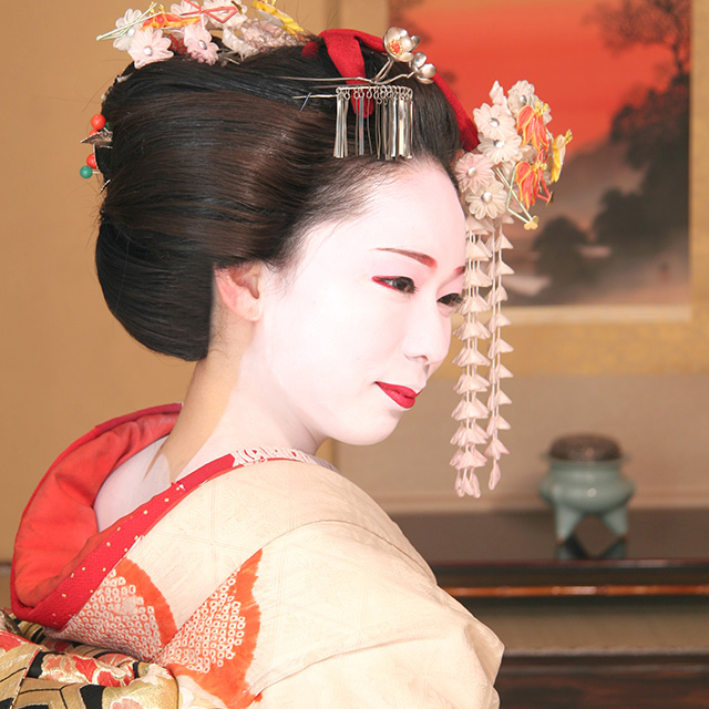 在京都变身为传统的美丽舞妓吧！