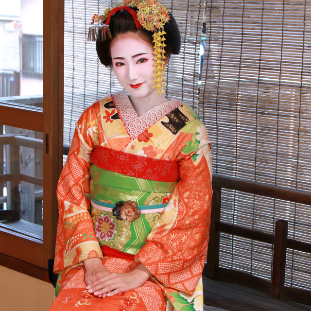 在京都变身为传统的美丽舞妓吧！