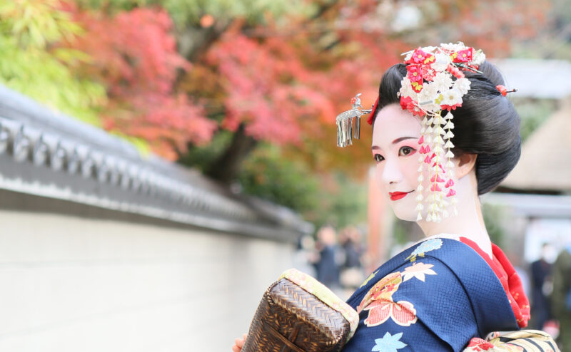 やってきました秋！！そこで、今回は舞妓×紅葉で秋を満喫いただくためのスペシャルなお着物コーデ20選！！をご紹介いたします★秋コーデを楽しむポイントも少しご紹介しているのでぜひご覧ください♪